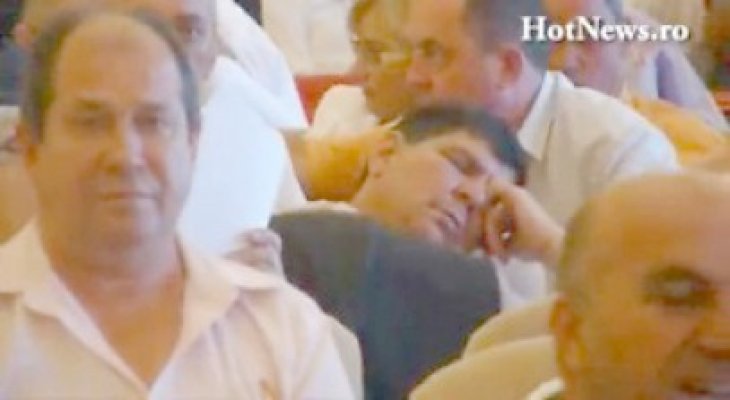 La Congresul PDL, Anghel de la Castelu a adormit în front - video